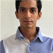 Profesor de fútbol imparte clases a niños niñas jóvenes de todas las edades